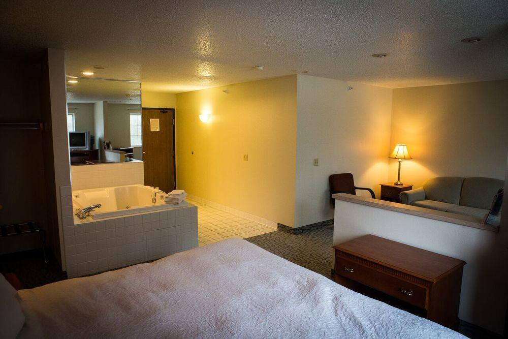 Regency Inn & Suites Anoka Exterior photo